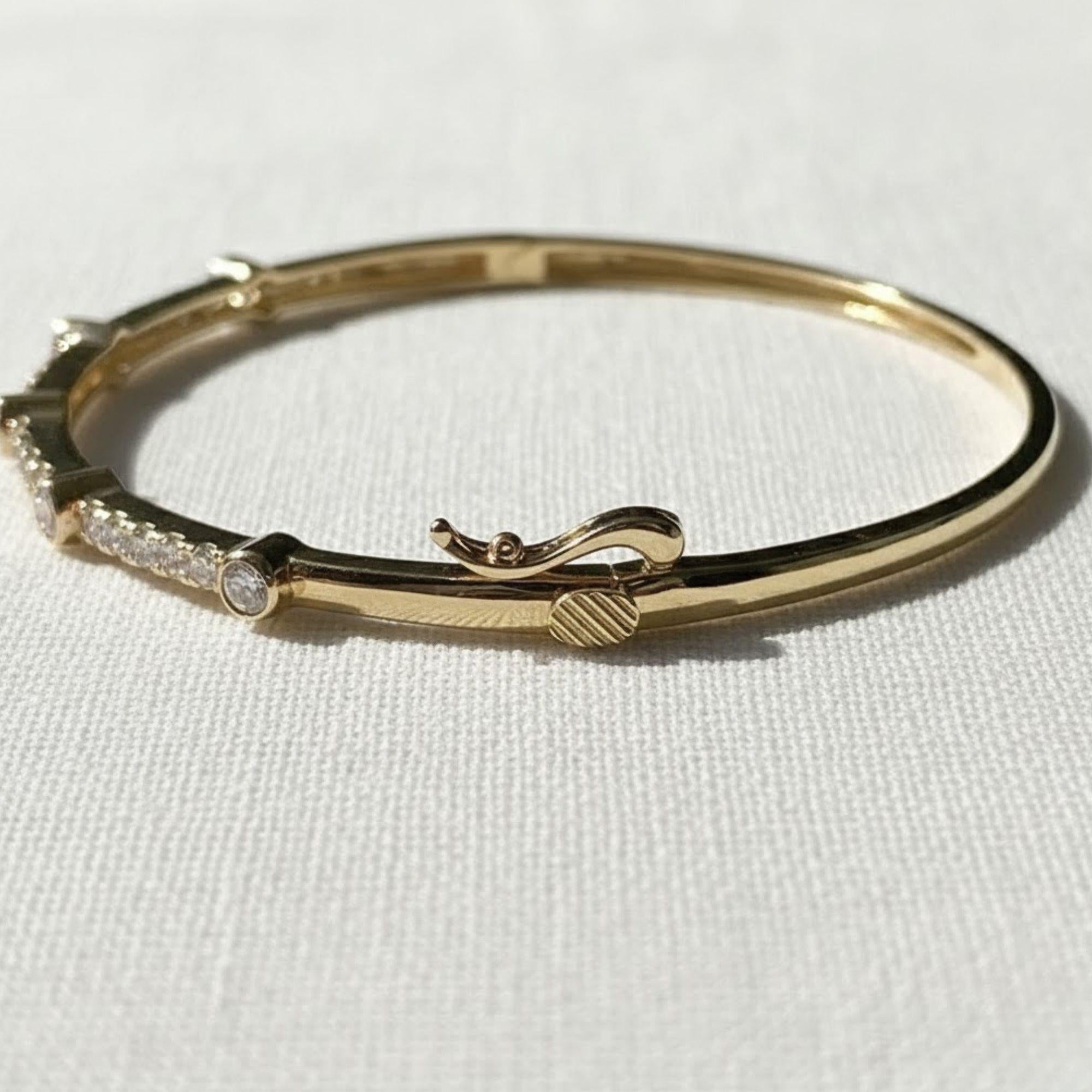 Round Cut Diamond Gold Bangle Bracelet