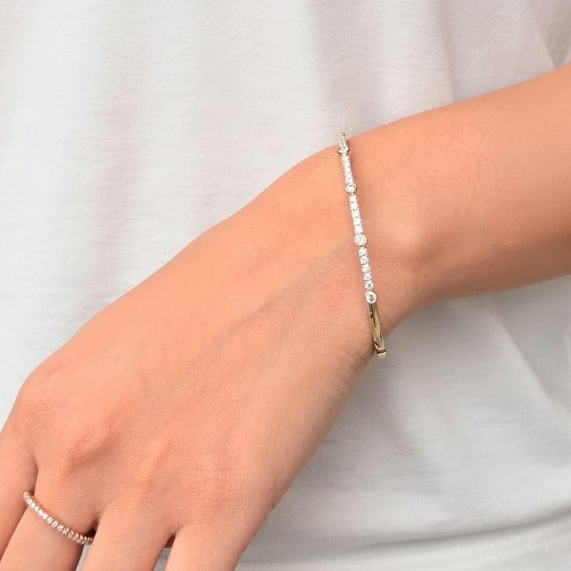 Round Cut Diamond Gold Bangle Bracelet